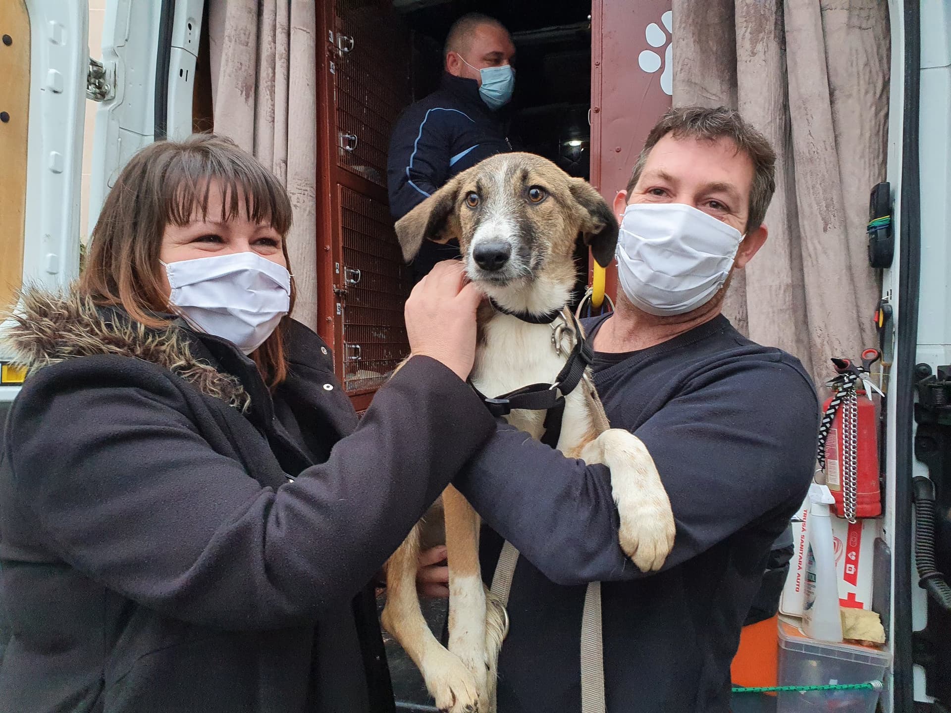 Chien adopté avec sa nouvelle famille